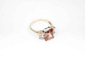 A cubic zirconia ring in 14 carat yellow gold - 2