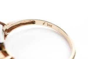 A cubic zirconia ring in 14 carat yellow gold - 5