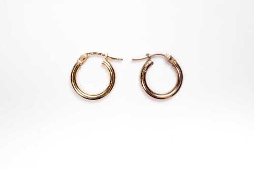 A pair of hoop earrings in 9 carat yellow gold