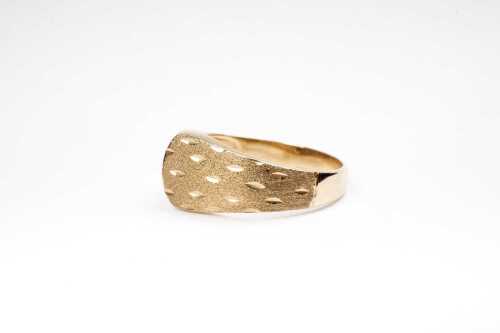 An Italian dress ring in 9 carat yellow gold