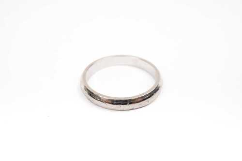 A wedding band in 18 carat white gold
