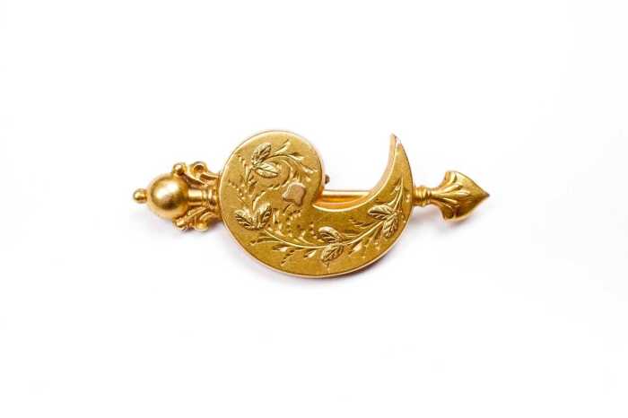An antique brooch in 15 carat yellow gold