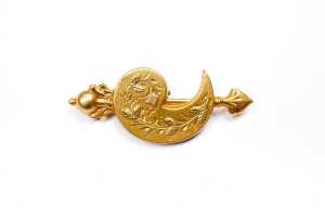 An antique brooch in 15 carat yellow gold
