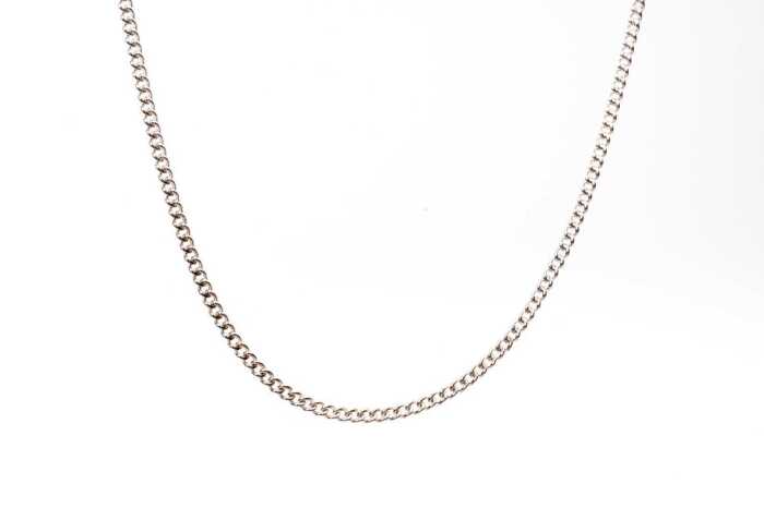 A curb link in 9 carat white gold