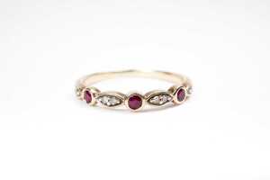 A ruby and diamond ring in 9 carat yellow gold - 2