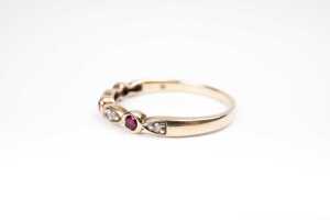 A ruby and diamond ring in 9 carat yellow gold - 3