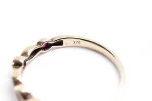 A ruby and diamond ring in 9 carat yellow gold - 5