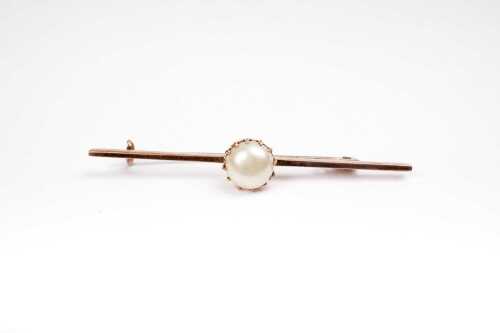 A vintage pearl brooch in 9 carat yellow gold