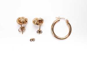 A collection of jewellery in 9 carat yellow gold