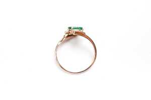 An emerald and diamond ring in 9 carat yellow gold - 3