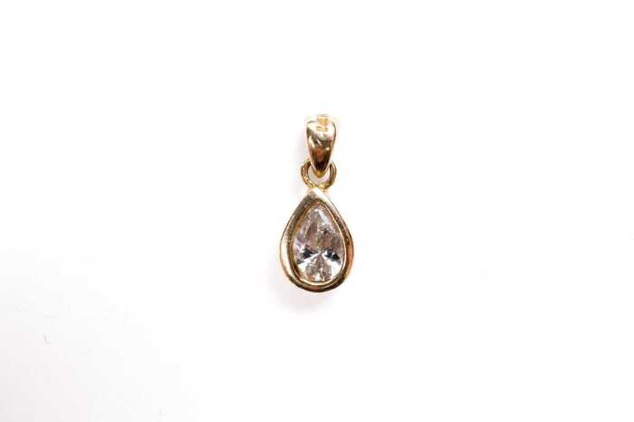 A diamond pendant in 14 carat yellow gold