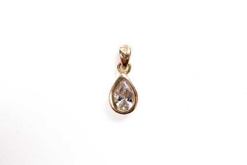 A diamond pendant in 14 carat yellow gold