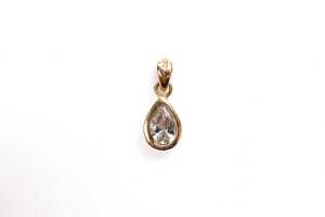 A diamond pendant in 14 carat yellow gold