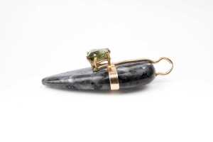 A Labradorite and chrysoprase pendant in 9 carat yellow gold - 2