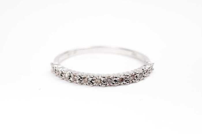 A diamond ring in 9 carat white gold