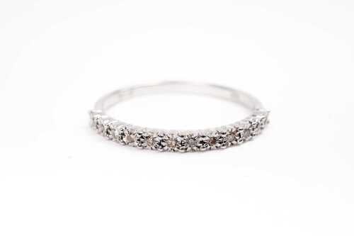 A diamond ring in 9 carat white gold
