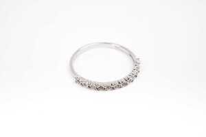 A diamond ring in 9 carat white gold - 2