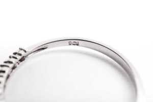 A diamond ring in 9 carat white gold - 5