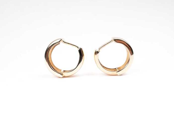 A pair of hoop earrings in 9 carat yellow gold