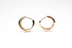 A pair of hoop earrings in 9 carat yellow gold