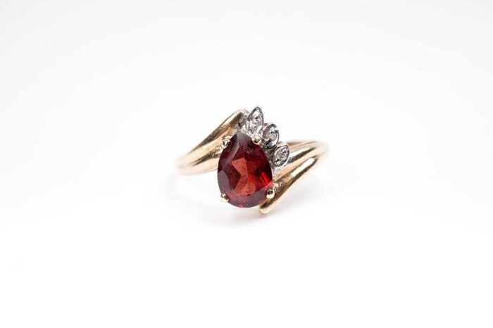 A garnet and diamond ring in 9 carat yellow gold
