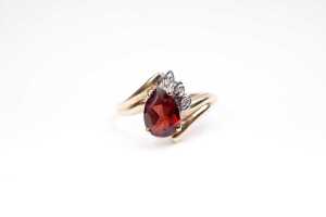 A garnet and diamond ring in 9 carat yellow gold