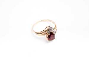 A garnet and diamond ring in 9 carat yellow gold - 2