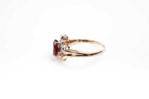 A garnet and diamond ring in 9 carat yellow gold - 3
