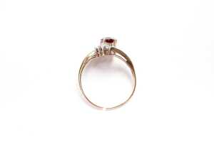 A garnet and diamond ring in 9 carat yellow gold - 4