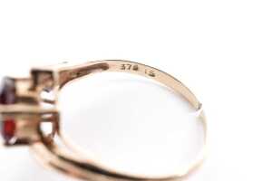 A garnet and diamond ring in 9 carat yellow gold - 5