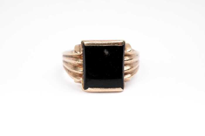 An onyx signet ring in 9 carat yellow gold