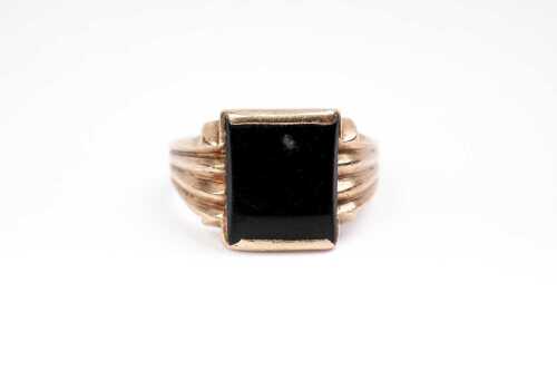 An onyx signet ring in 9 carat yellow gold