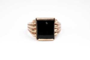 An onyx signet ring in 9 carat yellow gold