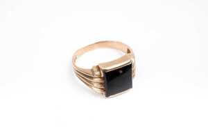 An onyx signet ring in 9 carat yellow gold - 2