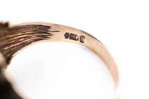 An onyx signet ring in 9 carat yellow gold - 5