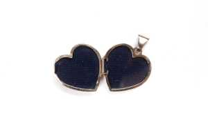 A ruby and diamond heart locket in 9 carat yellow gold - 2