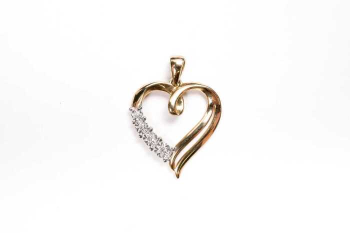 A diamond heart pendant in 9 carat yellow gold