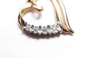 A diamond heart pendant in 9 carat yellow gold - 2