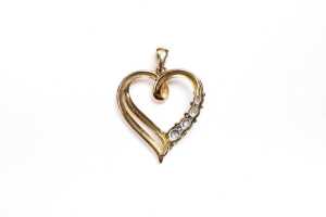 A diamond heart pendant in 9 carat yellow gold - 3