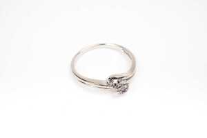 A diamond ring in 10 carat white gold - 2