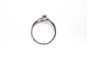 A diamond ring in 10 carat white gold - 4