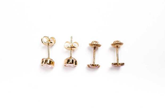 Two pairs of stud earrings in 9 carat yellow gold