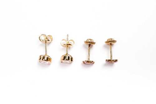 Two pairs of stud earrings in 9 carat yellow gold