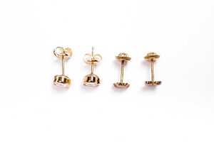 Two pairs of stud earrings in 9 carat yellow gold