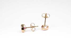 Two pairs of stud earrings in 9 carat yellow gold - 3