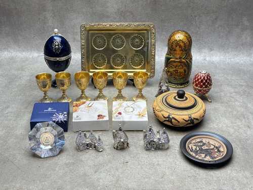 Assorted decorative items
