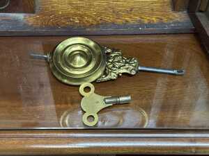 Antique gingerbread-style mantle clock - 4