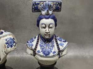 Pair of porcelain Chinese busts in blues and white - 2