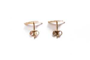A pair of ginkgo leaf stud earrings in 14 carat yellow gold - 3