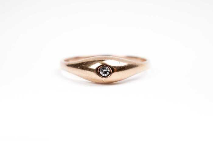 A diamond ring in 9 carat yellow gold